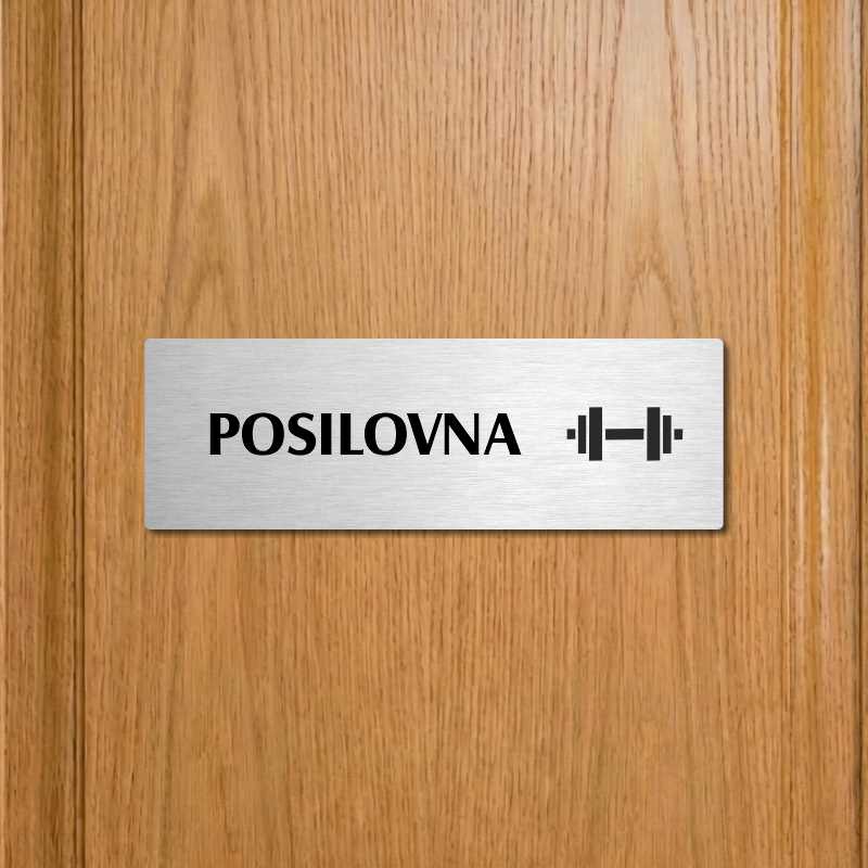 Posilovna, stříbrná popiska na dveře